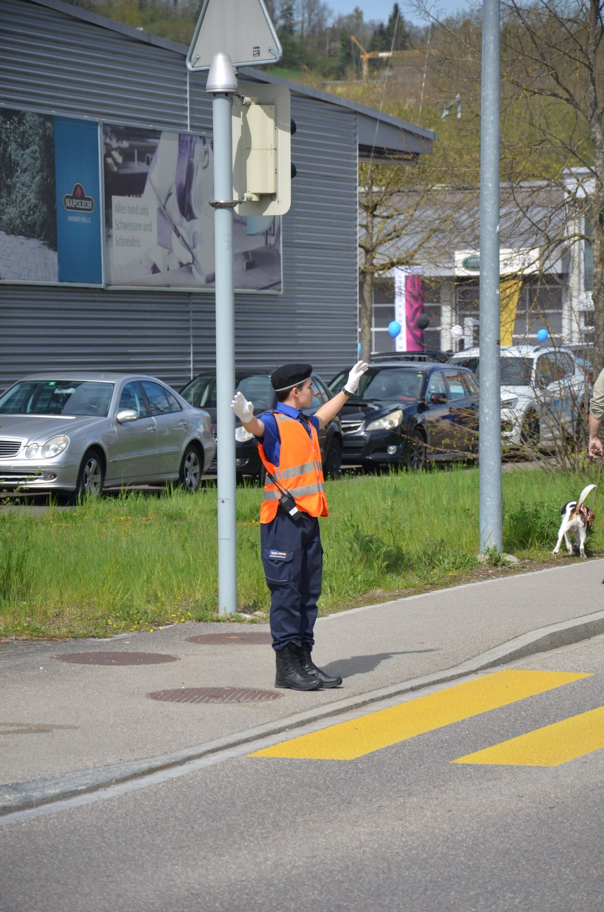 Verkehrskadett gibt Handzeichen am Strassenrand
