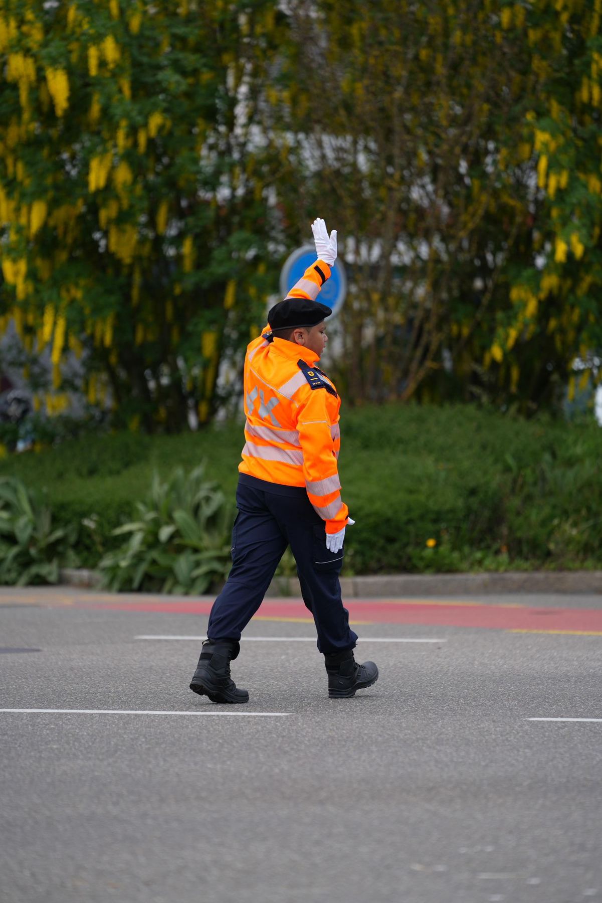 Verkehrskadett im Einsatz mit Handzeichen