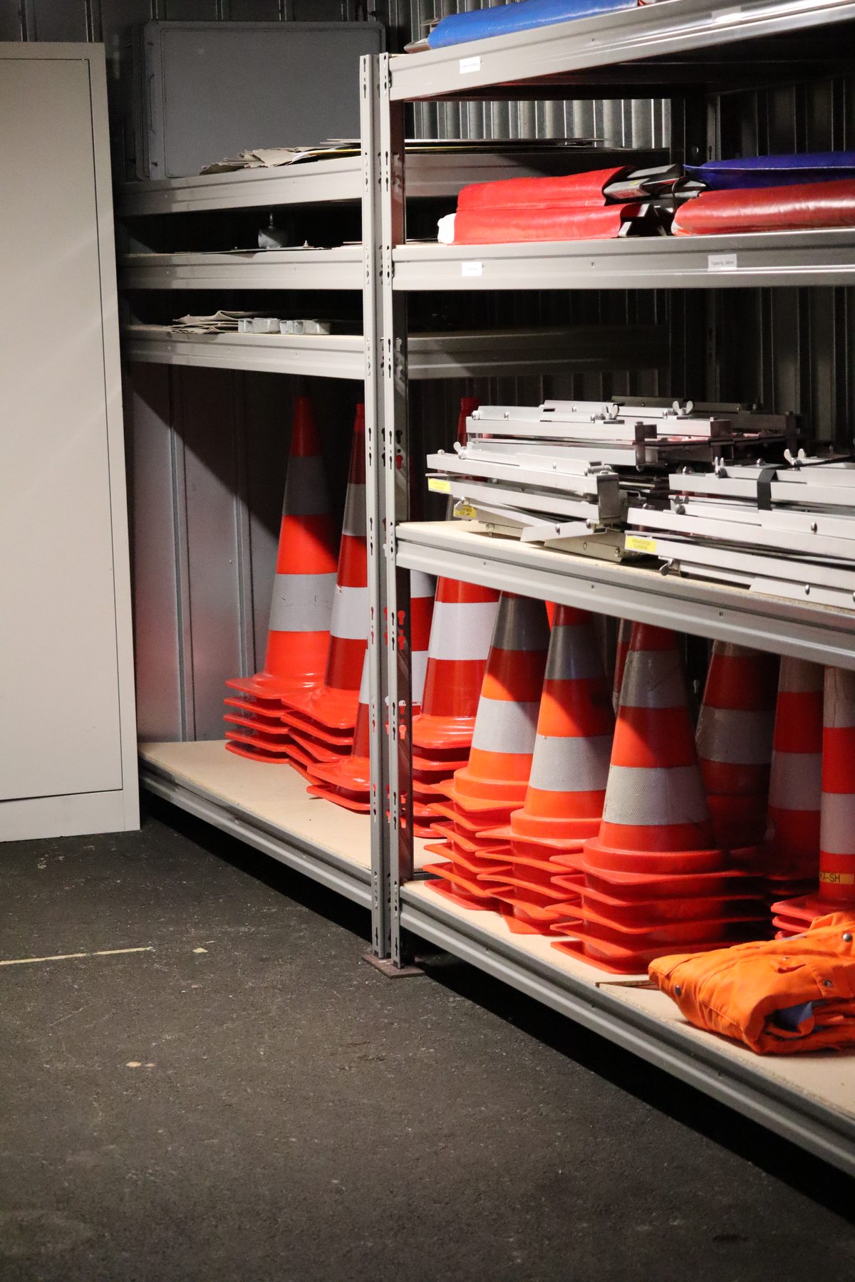 Einsatzmaterial und Leitkegel im Materiallager der Verkehrskadetten