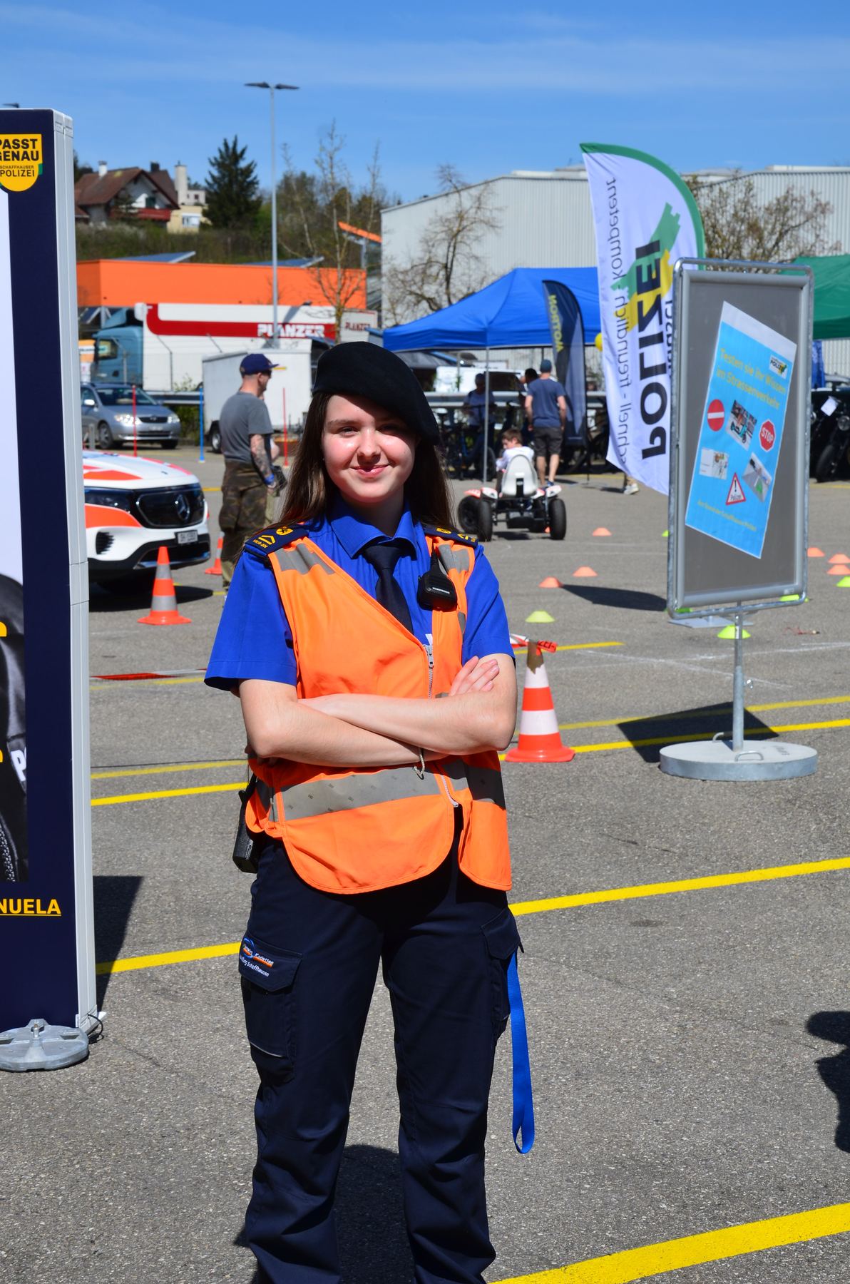 Verkehrskadettin am Informationsstand