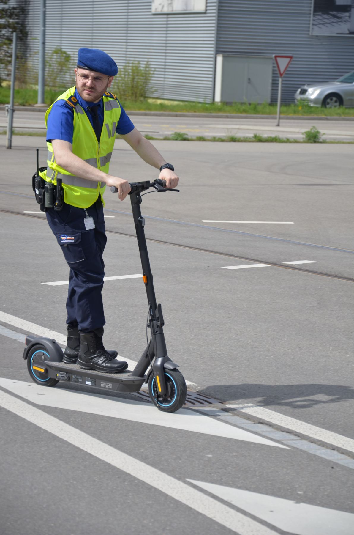 Verkehrskadett unterwegs mit E-Scooter