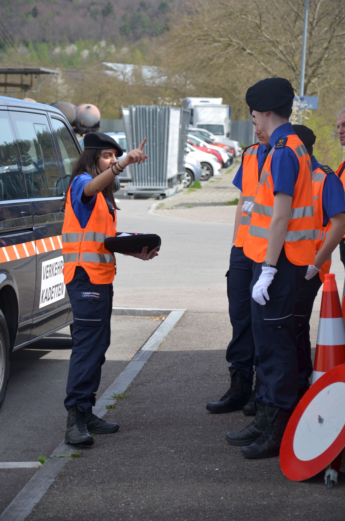 Verkehrskadetten bei einer Absprache vor dem Einsatz